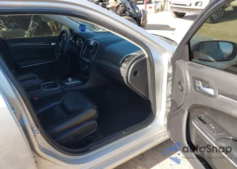 2019 Chrysler 300 Touring z USA, uszkodzony, nr VIN 2C3CCAAG3KH654483